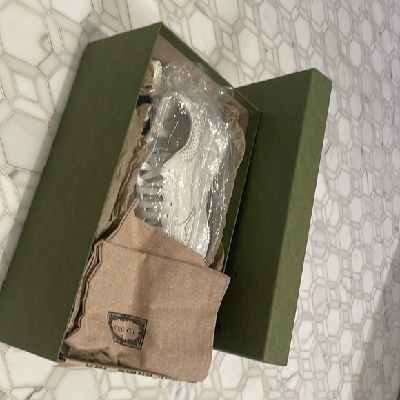 White Gucci shoes - Picture 7 of 7